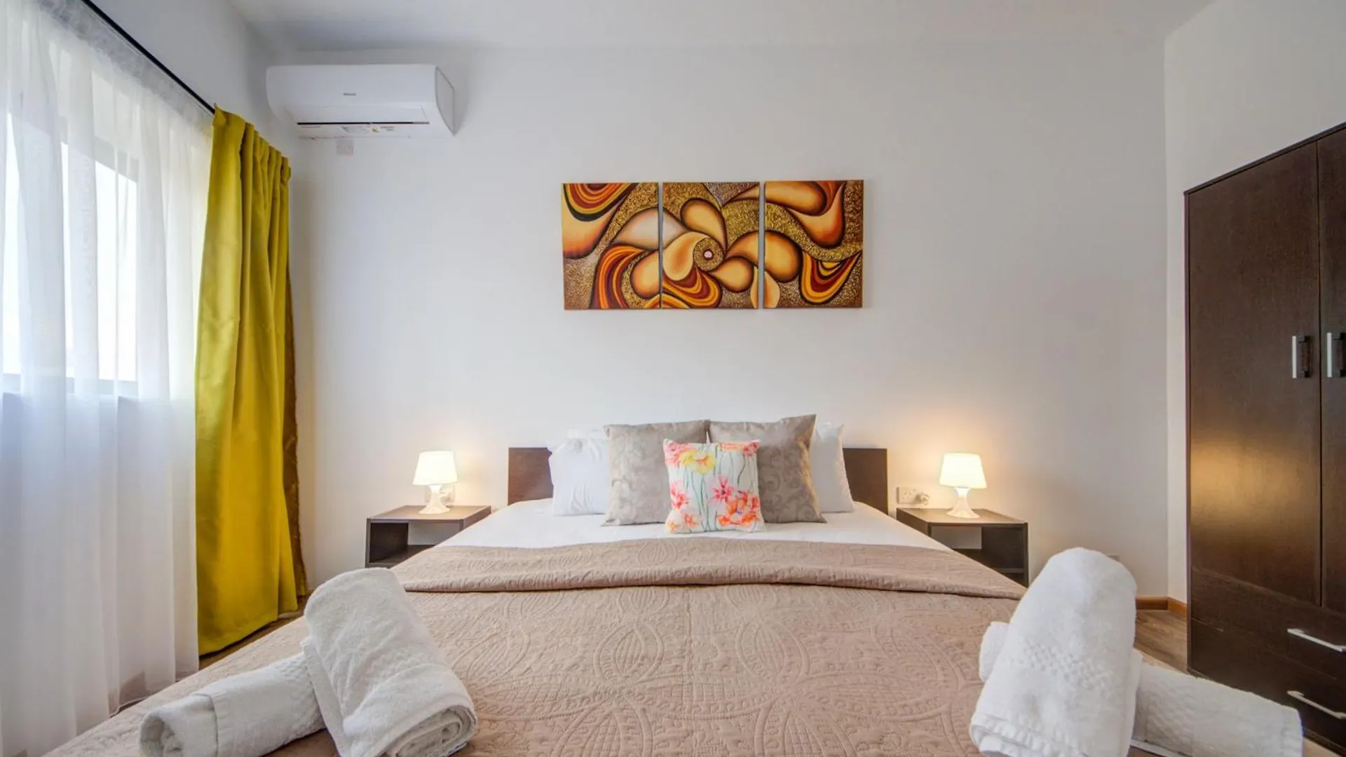 Sliema Exclusive 4-Bedroom Side Seaviews Apartments By Shortletsmalta