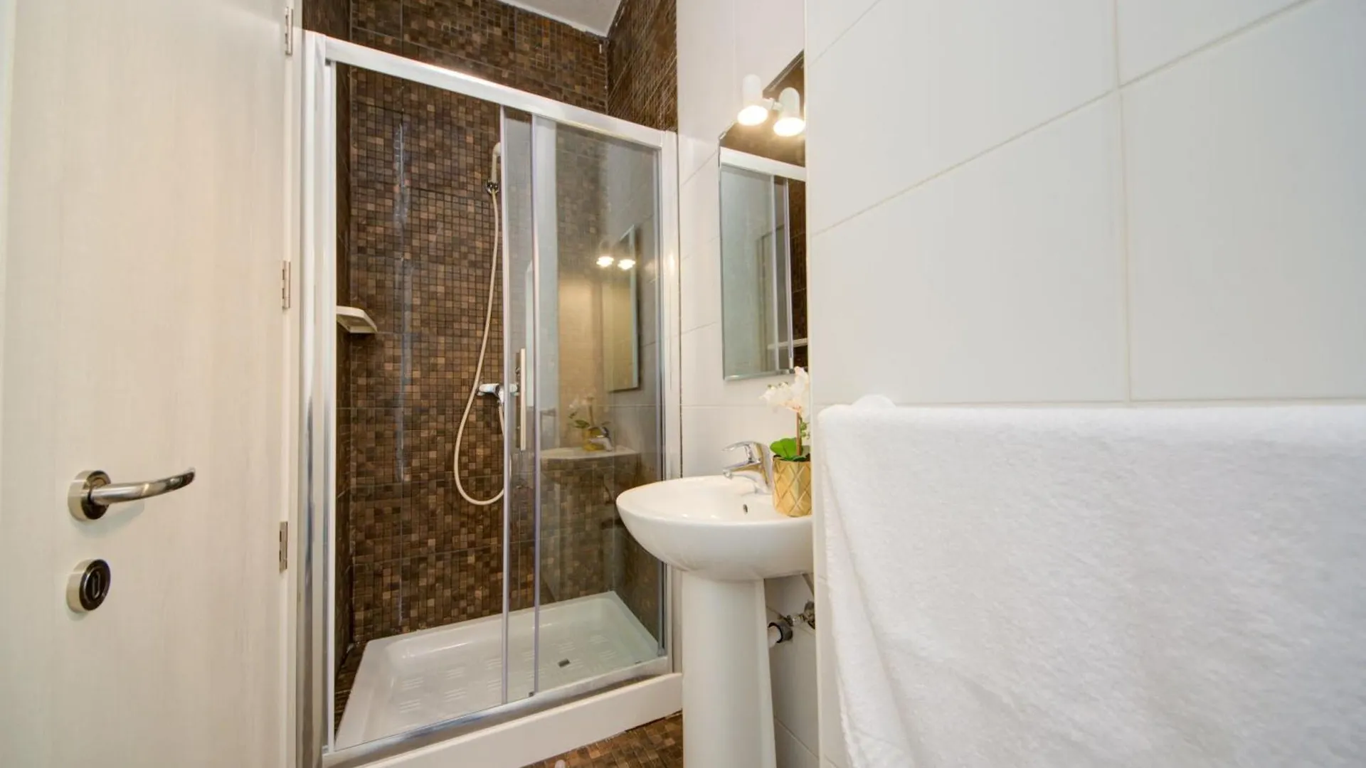 Sliema Exclusive 4-Bedroom Side Seaviews Apartments By Shortletsmalta