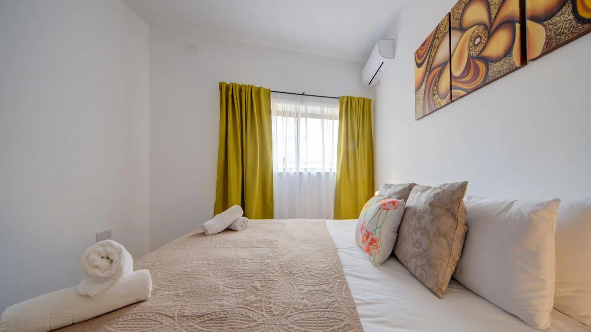 Sliema Exclusive 4-Bedroom Side Seaviews Apartments By Shortletsmalta
